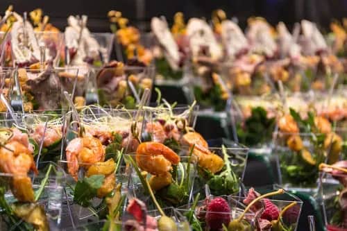 Catering na 60 osób: Koszty, menu i jak wybrać najlepszą ofertę?