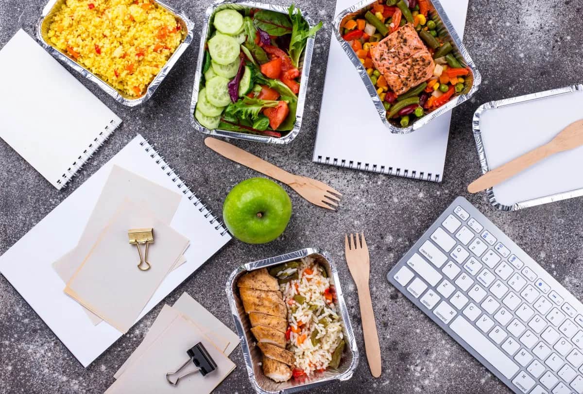 Catering dietetyczny: Czy dieta pudełkowa naprawdę się opłaca?